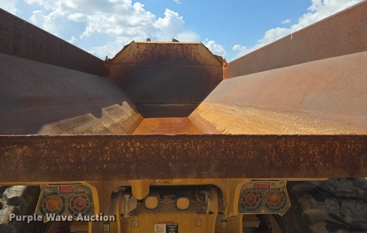 image for item DW7098 2011 John Deere 250D Series II haul truck