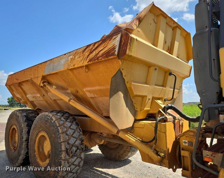 image for item DW7098 2011 John Deere 250D Series II haul truck