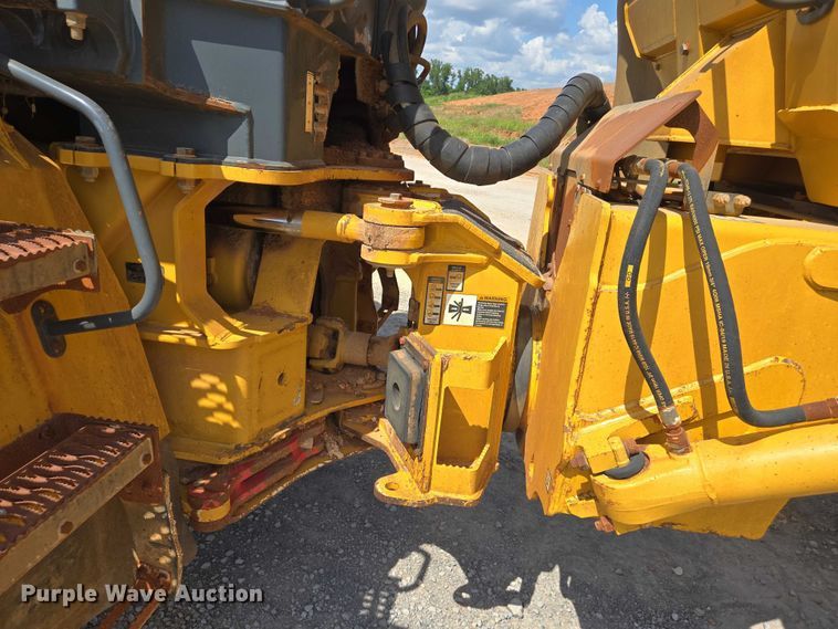 image for item DW7098 2011 John Deere 250D Series II haul truck