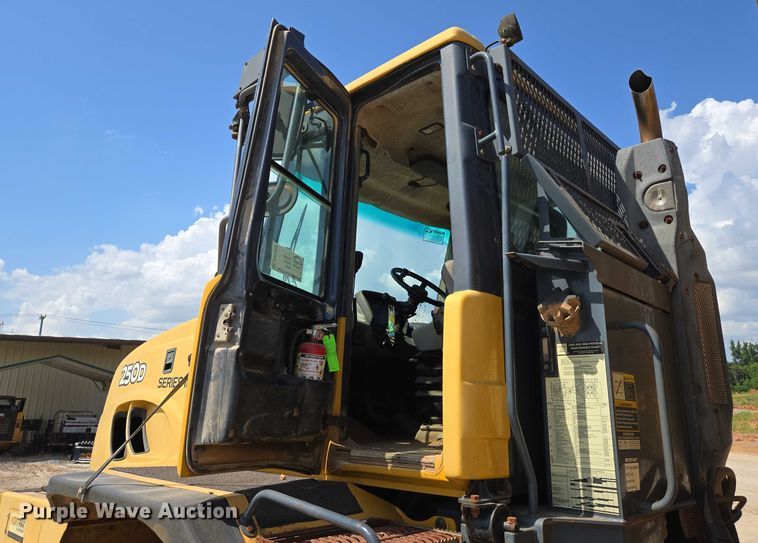 image for item DW7098 2011 John Deere 250D Series II haul truck
