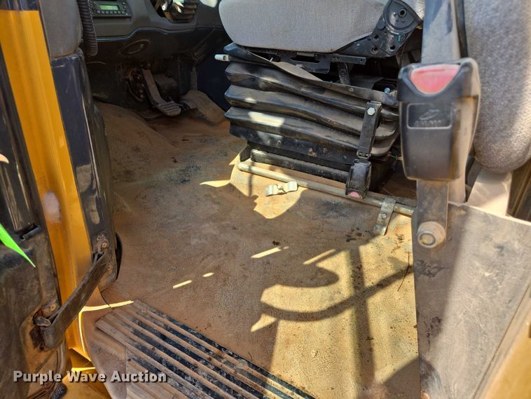 image for item DW7098 2011 John Deere 250D Series II haul truck