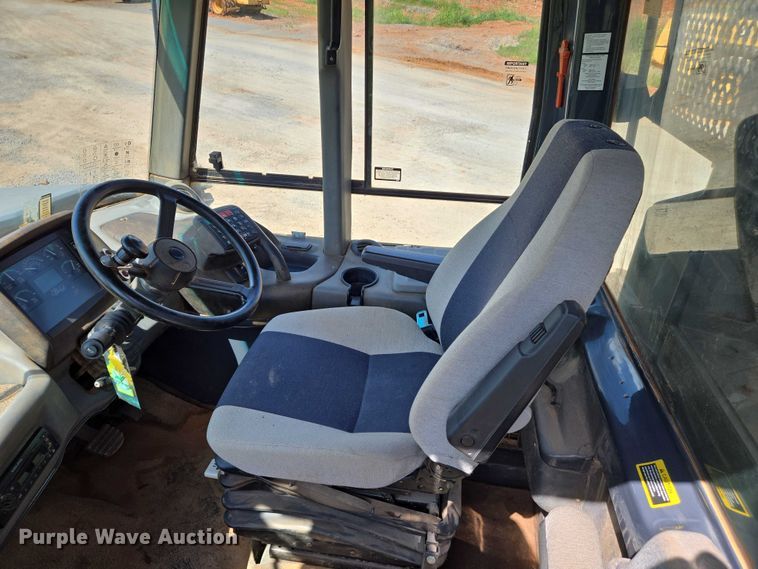 image for item DW7098 2011 John Deere 250D Series II haul truck