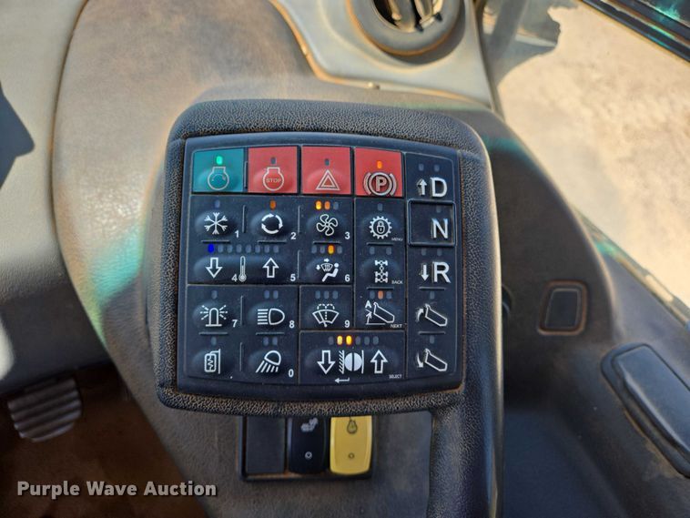 image for item DW7098 2011 John Deere 250D Series II haul truck