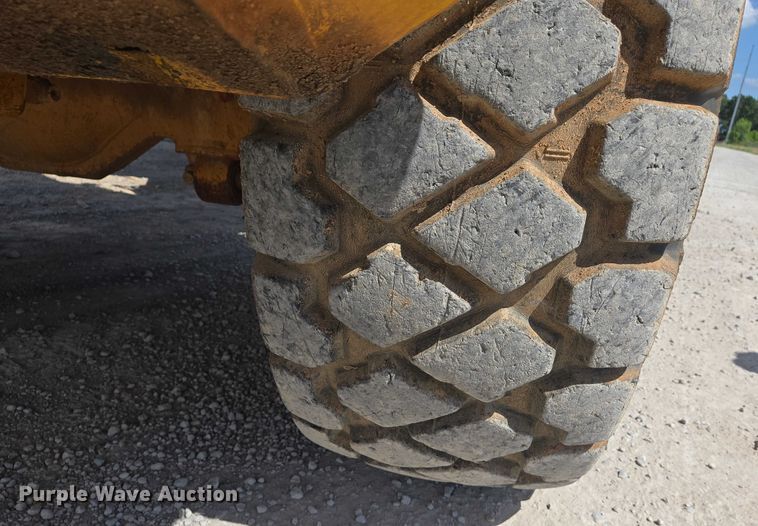 image for item DW7098 2011 John Deere 250D Series II haul truck