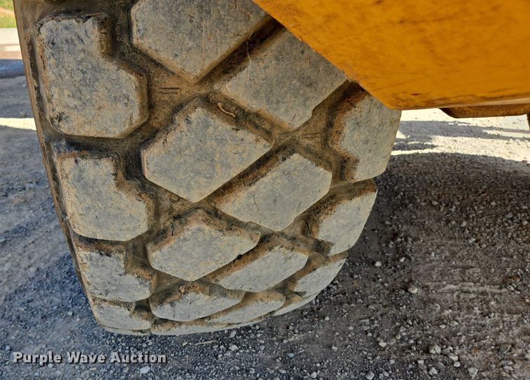 image for item DW7098 2011 John Deere 250D Series II haul truck