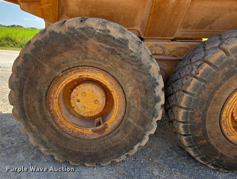 image for item DW7098 2011 John Deere 250D Series II haul truck
