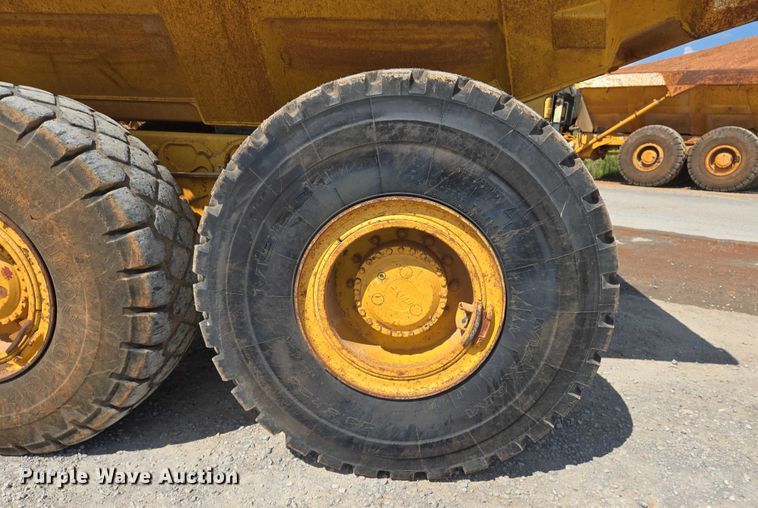 image for item DW7098 2011 John Deere 250D Series II haul truck