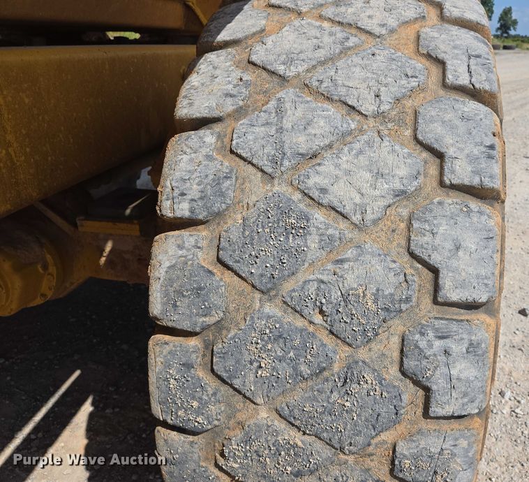 image for item DW7098 2011 John Deere 250D Series II haul truck