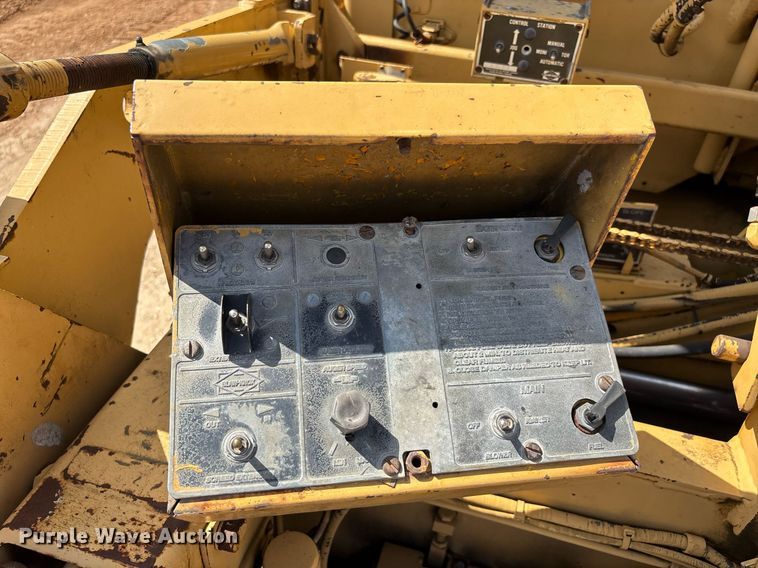 image for item DW7119 1999 Blaw-Knox PF-5510 paver