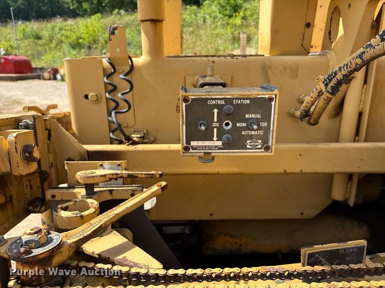 image for item DW7119 1999 Blaw-Knox PF-5510 paver