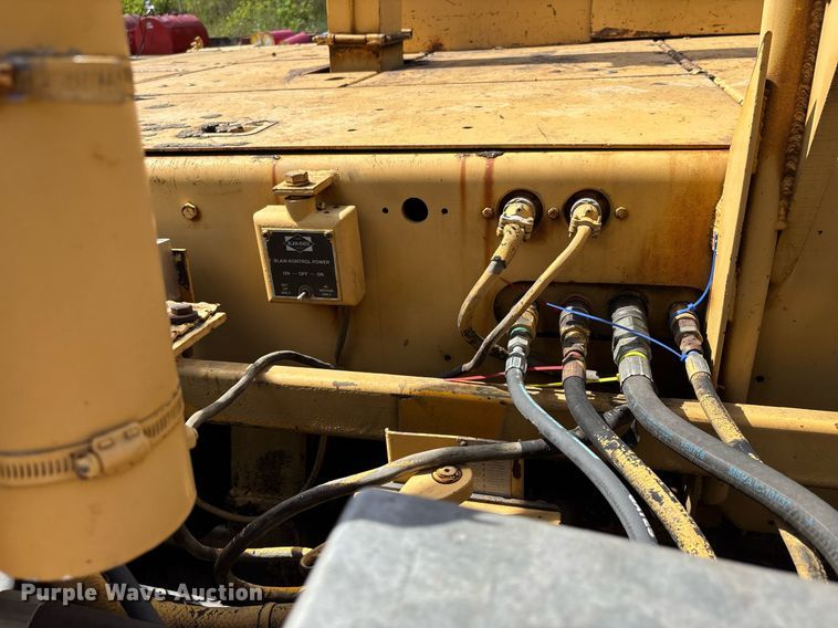 image for item DW7119 1999 Blaw-Knox PF-5510 paver