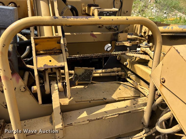 image for item DW7119 1999 Blaw-Knox PF-5510 paver