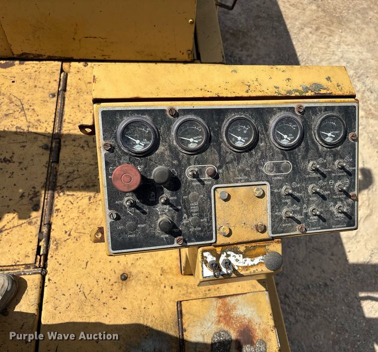 image for item DW7119 1999 Blaw-Knox PF-5510 paver