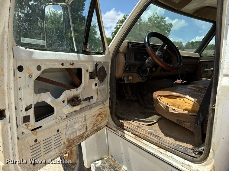 image for item DX5534 1991 Ford F800F dump truck