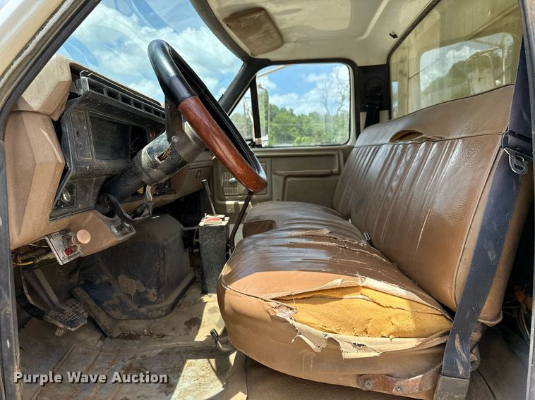 image for item DX5534 1991 Ford F800F dump truck