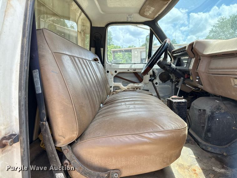 image for item DX5534 1991 Ford F800F dump truck