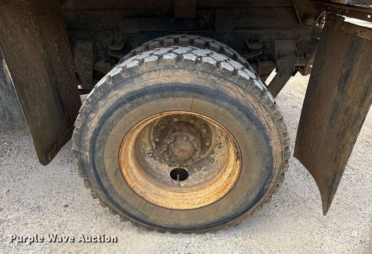 image for item DX5534 1991 Ford F800F dump truck