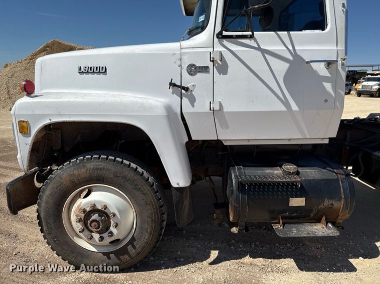 image for item DX5597 1986 Ford LT9000 semi truck