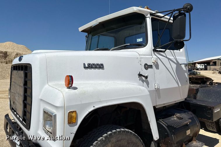 image for item DX5597 1986 Ford LT9000 semi truck