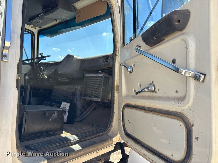 image for item DX5597 1986 Ford LT9000 semi truck