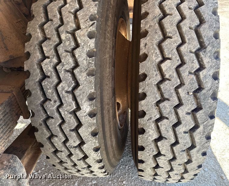 image for item DX5597 1986 Ford LT9000 semi truck