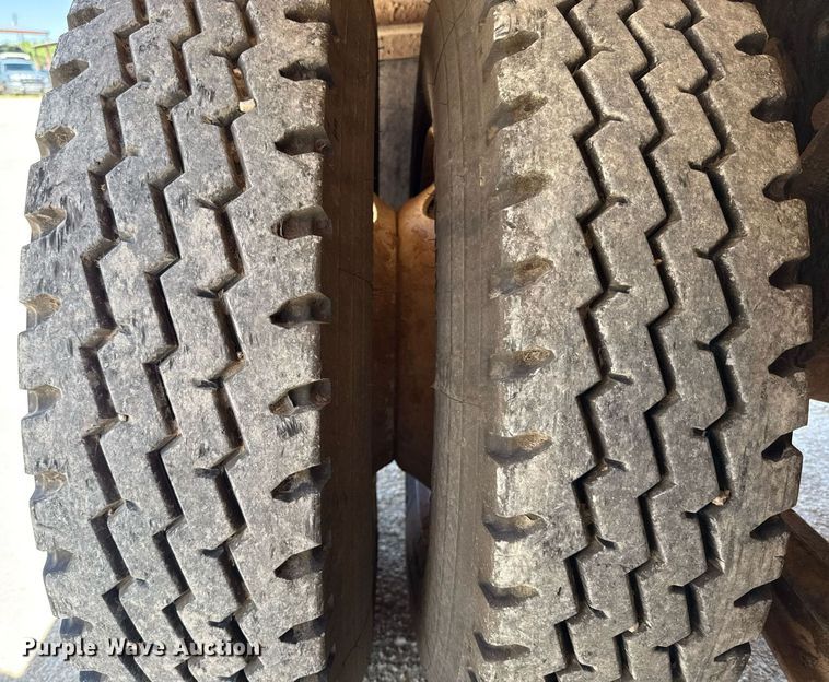 image for item DX5597 1986 Ford LT9000 semi truck