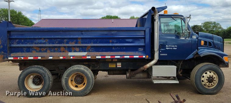 image for item DX6992 2004 Sterling L7500 dump truck