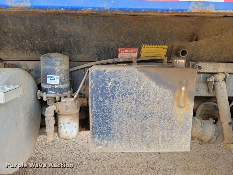 image for item DX6992 2004 Sterling L7500 dump truck