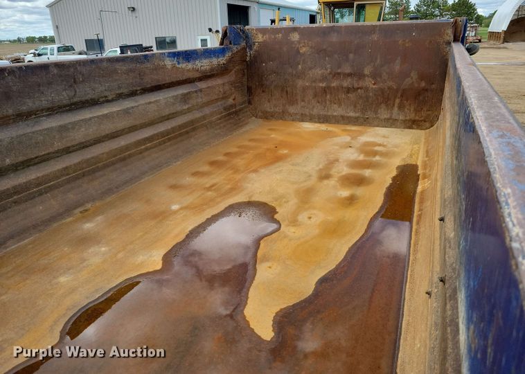 image for item DX6992 2004 Sterling L7500 dump truck