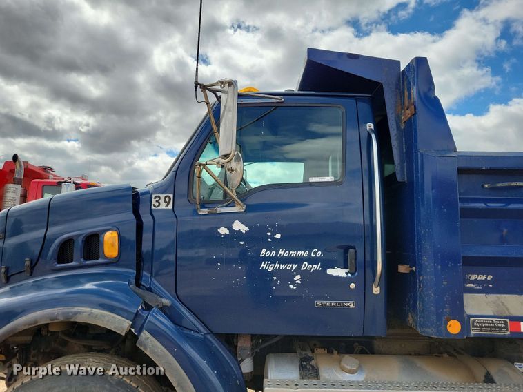image for item DX6992 2004 Sterling L7500 dump truck