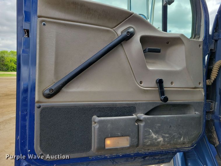 image for item DX6992 2004 Sterling L7500 dump truck