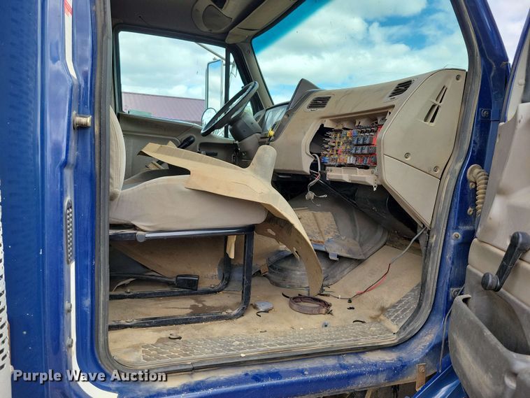 image for item DX6992 2004 Sterling L7500 dump truck