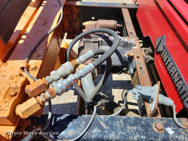 image for item DX7107 1993 International 4900 dump truck