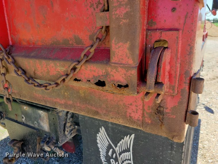 image for item DX7107 1993 International 4900 dump truck