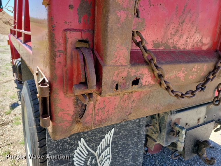 image for item DX7107 1993 International 4900 dump truck