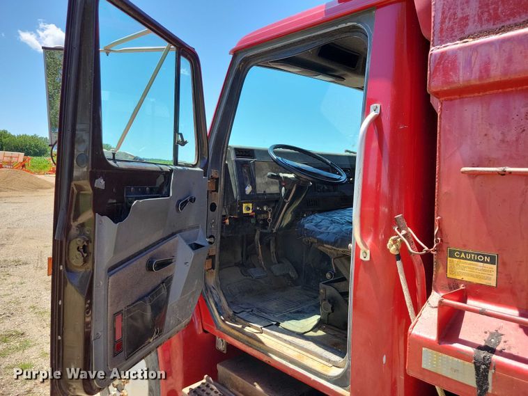 image for item DX7107 1993 International 4900 dump truck