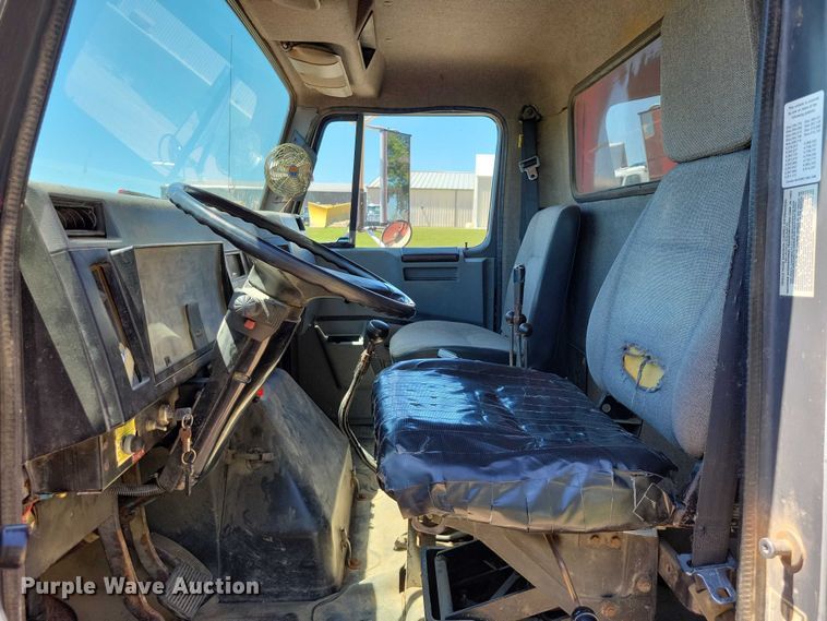 image for item DX7107 1993 International 4900 dump truck