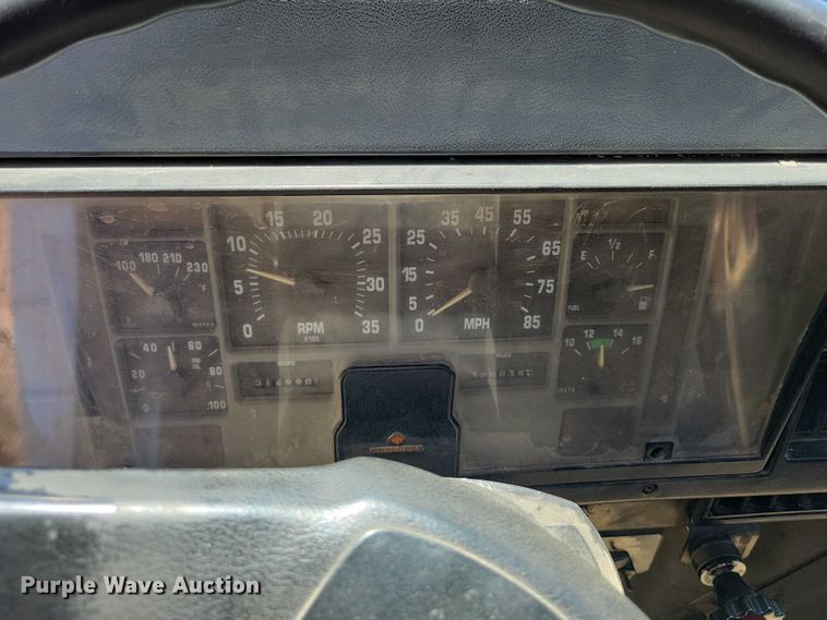 image for item DX7107 1993 International 4900 dump truck