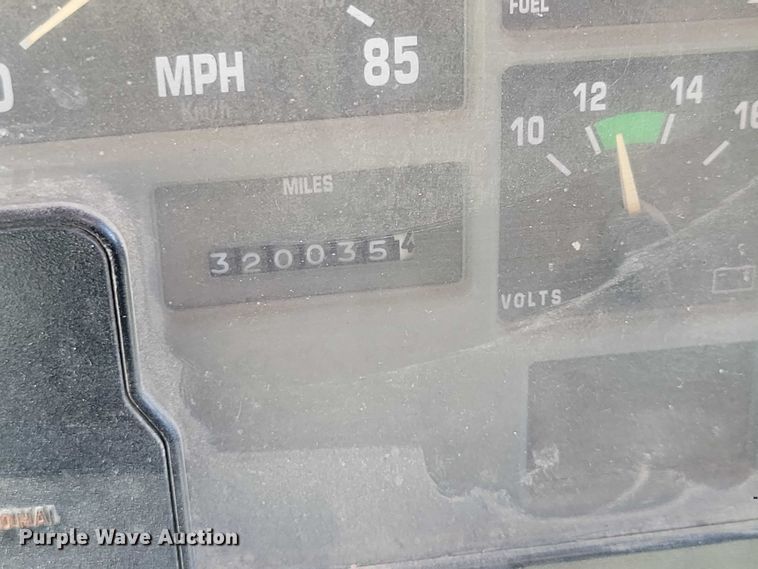 image for item DX7107 1993 International 4900 dump truck