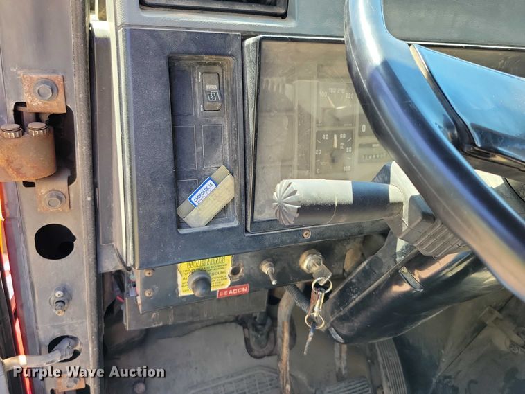 image for item DX7107 1993 International 4900 dump truck