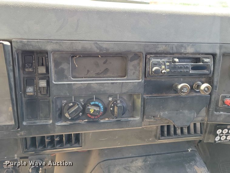 image for item DX7107 1993 International 4900 dump truck