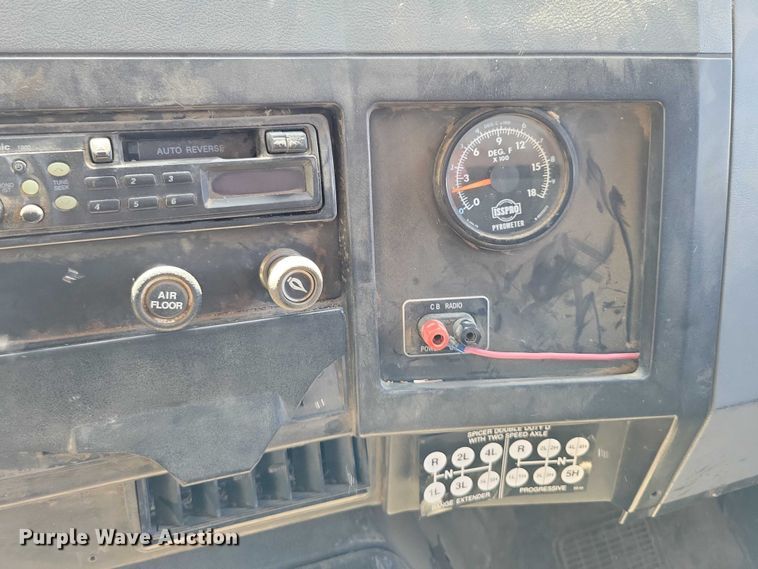 image for item DX7107 1993 International 4900 dump truck