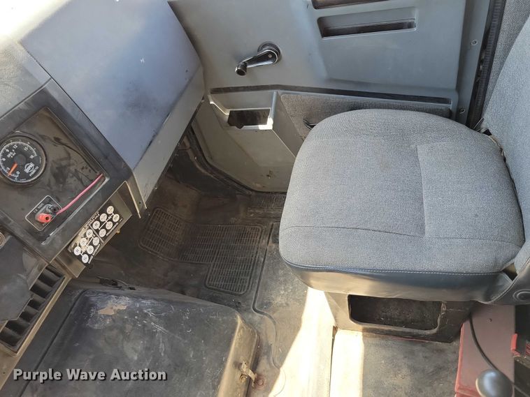 image for item DX7107 1993 International 4900 dump truck