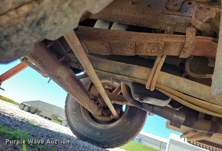 image for item DX7107 1993 International 4900 dump truck