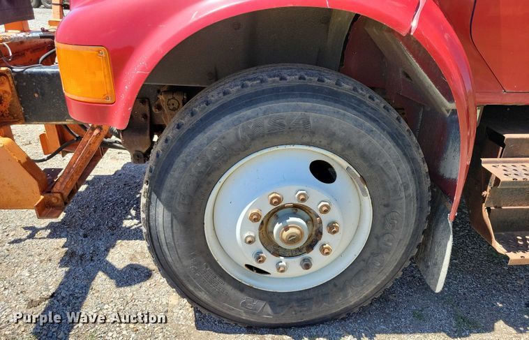 image for item DX7107 1993 International 4900 dump truck