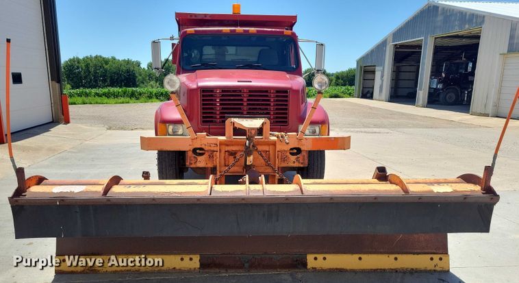 image for item DX7107 1993 International 4900 dump truck