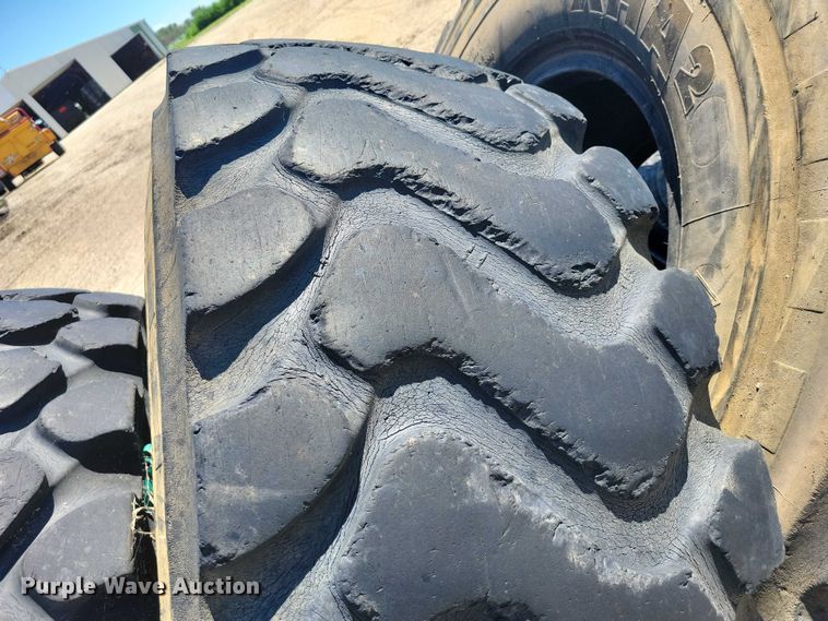 image for item DX7111 (4) Michelin 20.5R25 wheel loader tires