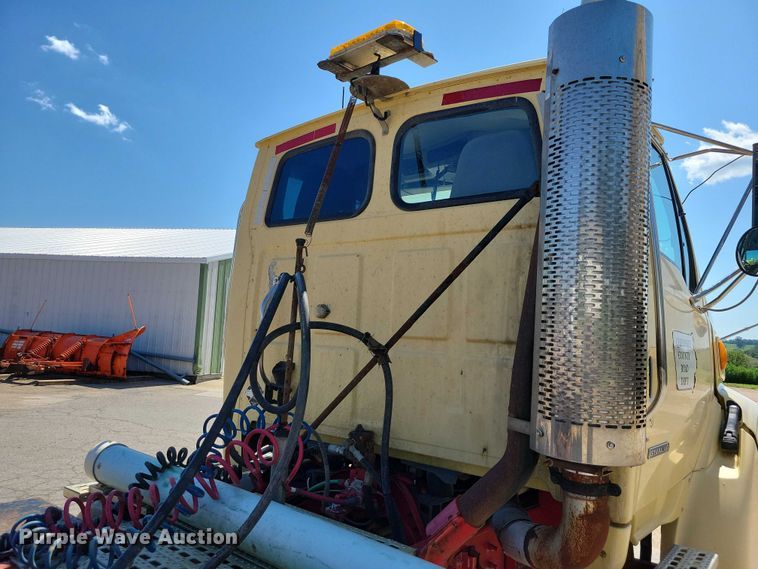 image for item DX7116 2002 Sterling AT9500 semi truck