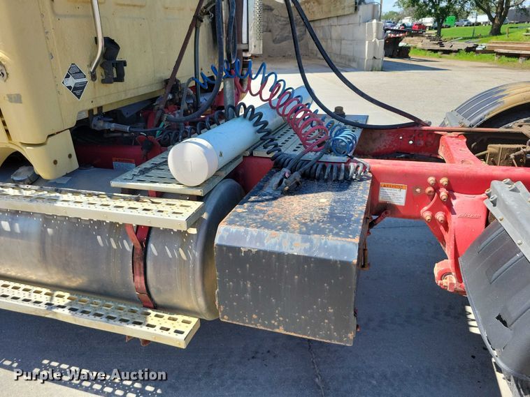 image for item DX7116 2002 Sterling AT9500 semi truck