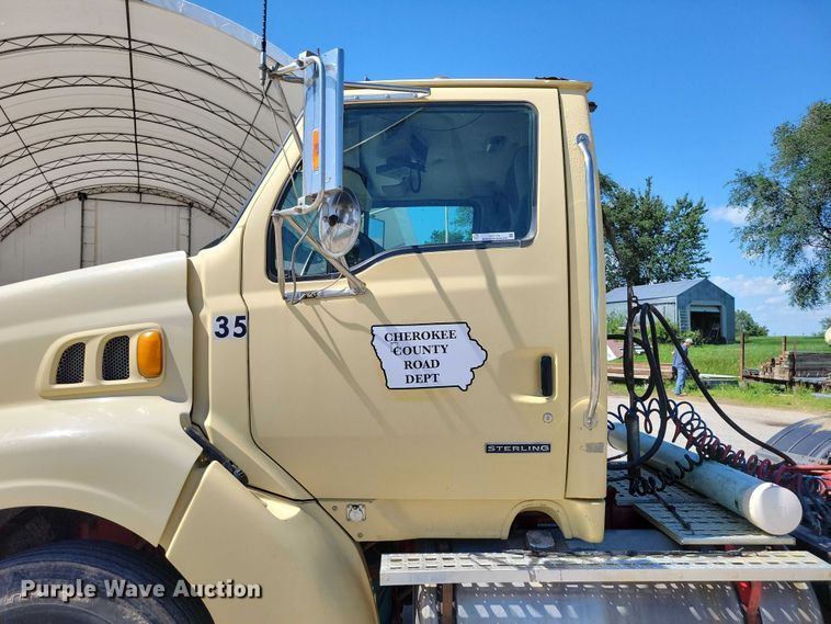 image for item DX7116 2002 Sterling AT9500 semi truck